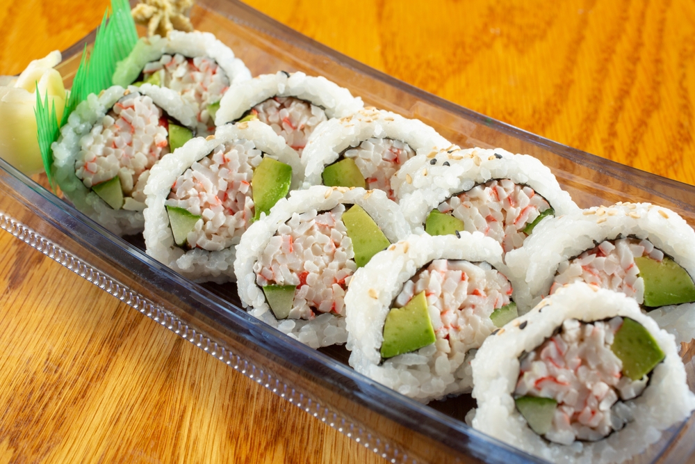 A,View,Of,A,California,Roll,In,A,Plastic,Tray.