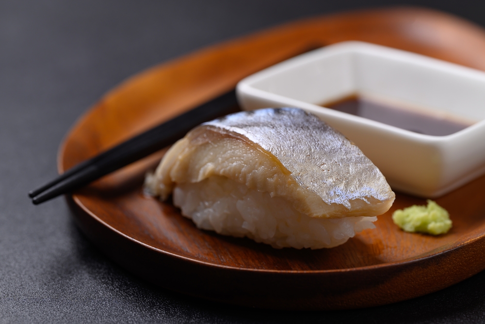 Nigiri,Sushi,Mackerel,On,Wooden,Plate,With,Wasabi,And,Sauce,
